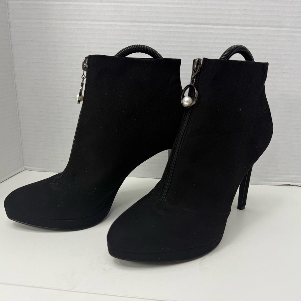 Nine West Women's Black
Suede Ankle Boots with Pearl
Zipper Pull size 8 - Picture 4 of 9